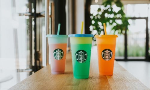 Zmieniające kolor kubki w ofercie Starbucks Polska