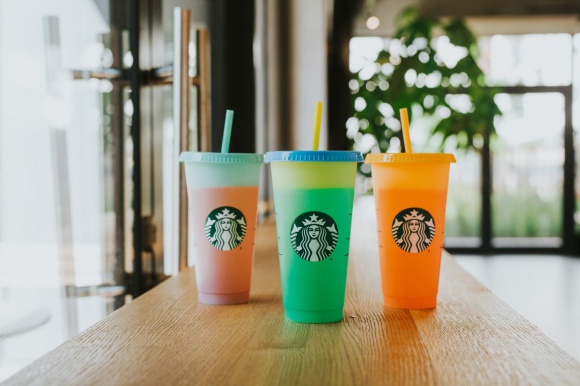 Zmieniające kolor kubki w ofercie Starbucks Polska