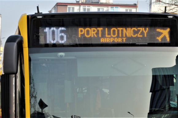 MPK pisze po angielsku. Nowe komunikaty na miejskich autobusach